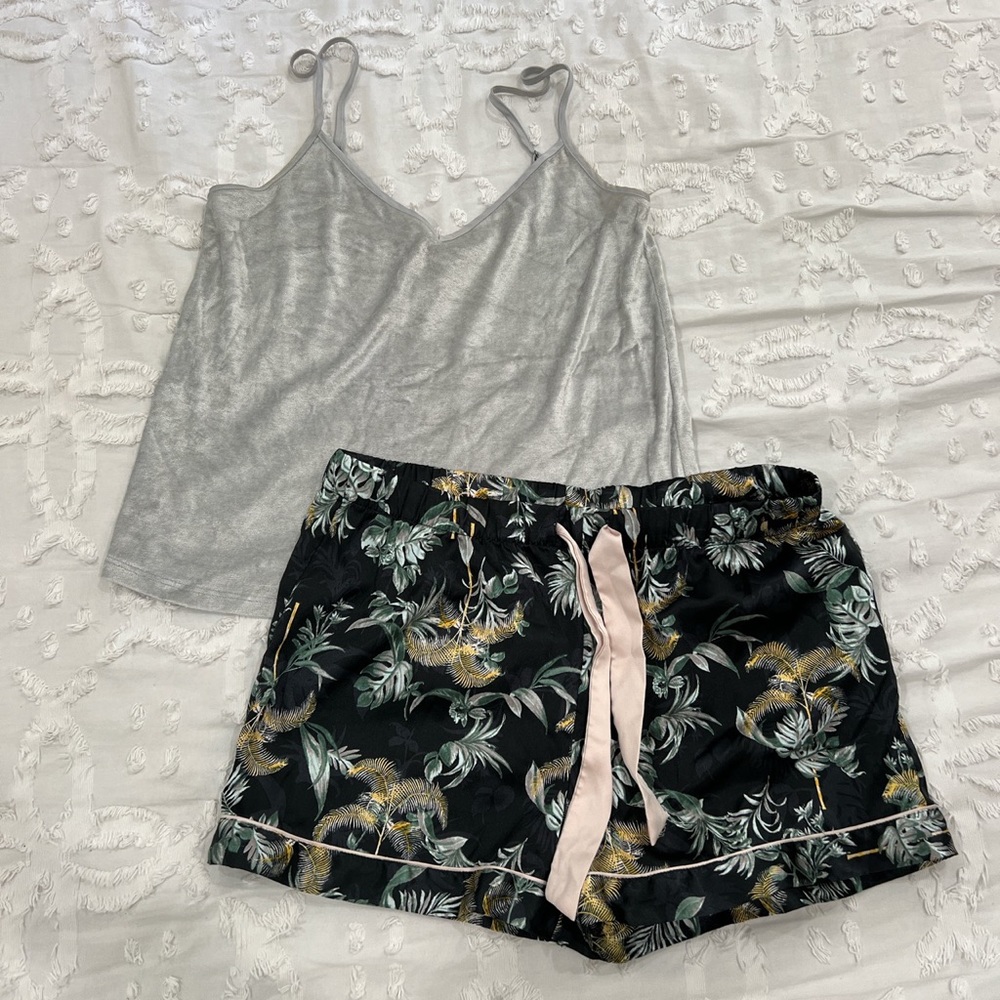 Victoria’s Secret Tropical Pajama Set- Size Small 💚